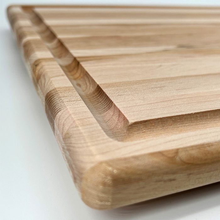 Planche à découper en bois avec rainure de jus gros plan