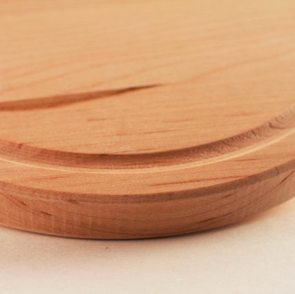 Planche à découper ronde de bar avec une rainure de jus