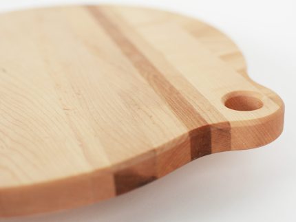 vue latérale d'une planche à pizza en bois