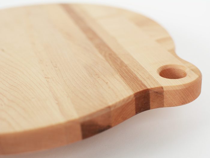 vue latérale d'une planche à pizza en bois